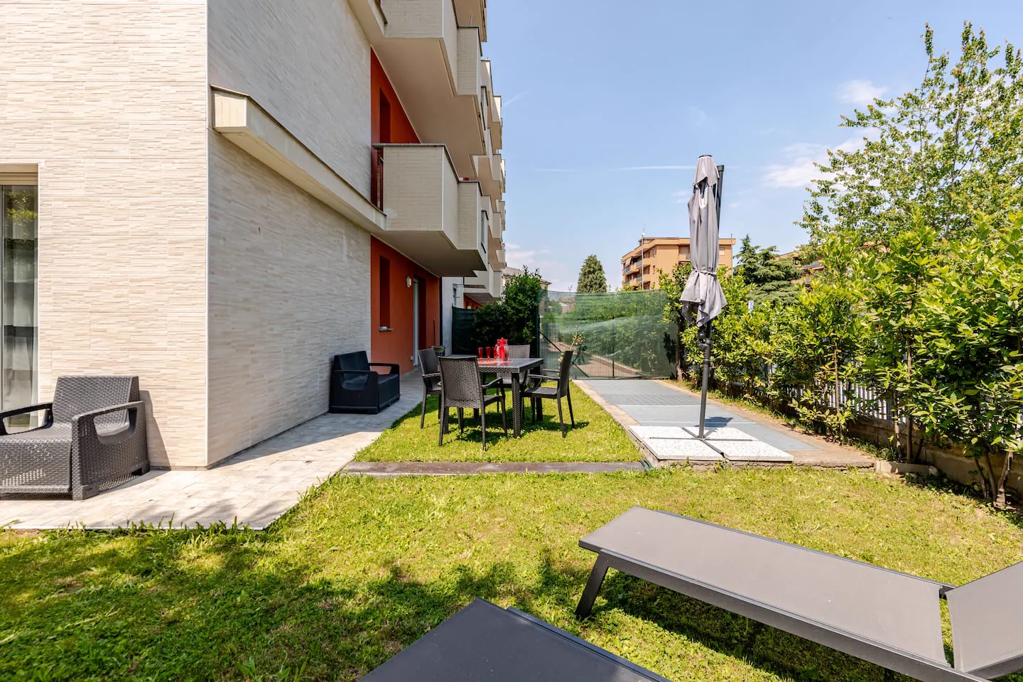 Il giardino privato lungo la casa