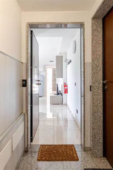 Ingresso: Porta blindata: entri con il codice, 24 ore su 24 dall'orario di ingresso approvato.