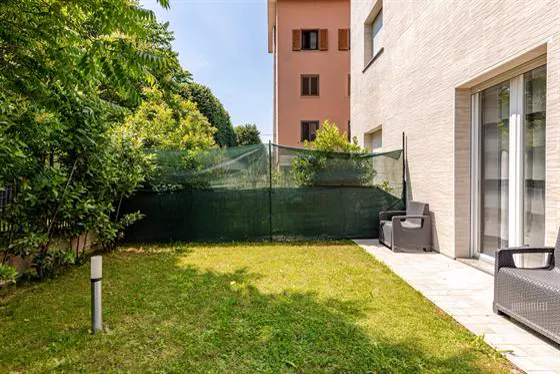 Il giardino dietro l'angolo, chiuso dalla siepe