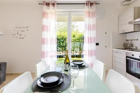 Zona pranzo: Cena con vista sul giardino privato.